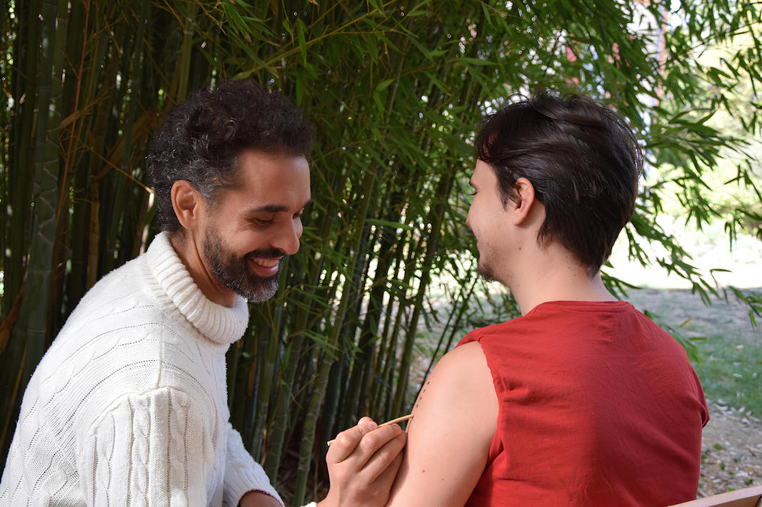 Application du Kambo sur le bras dans un cadre accompagné